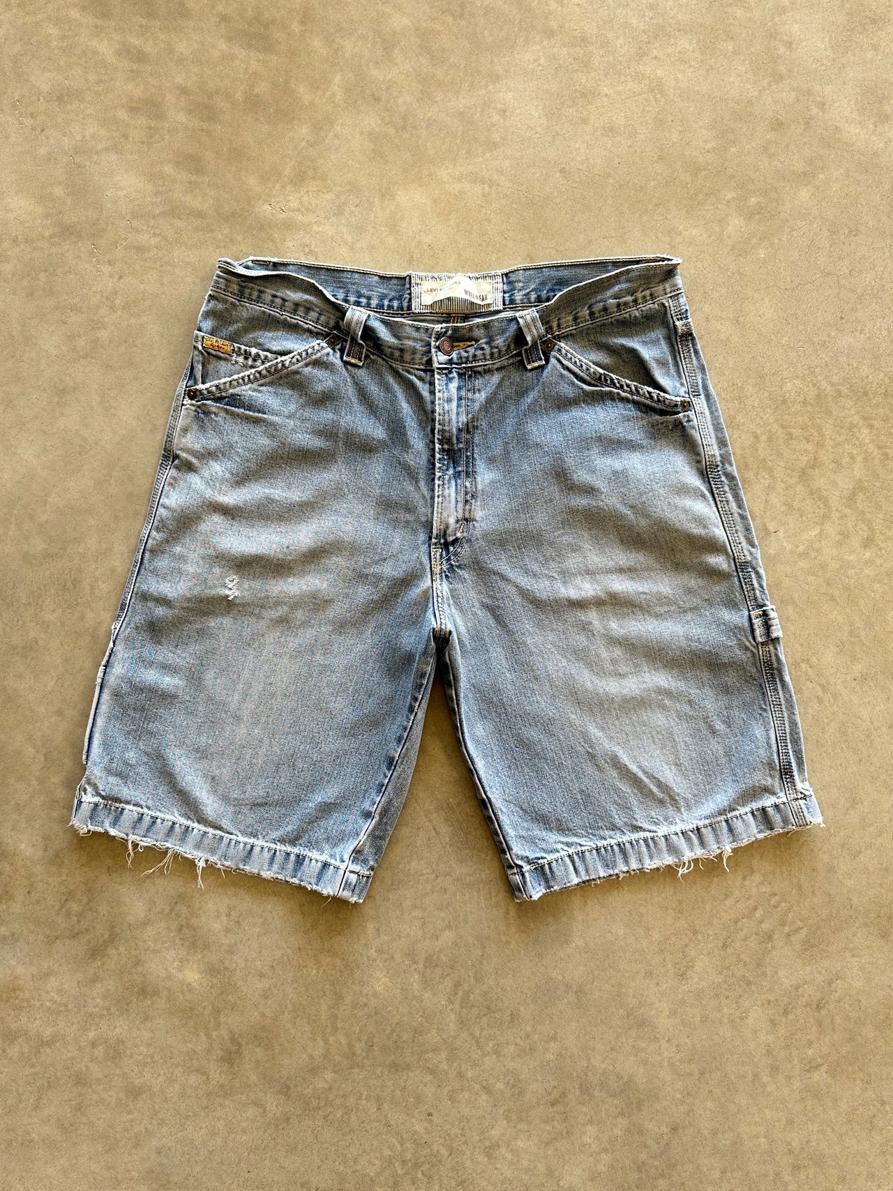 2000s Levis denim carpenter shorts (34)