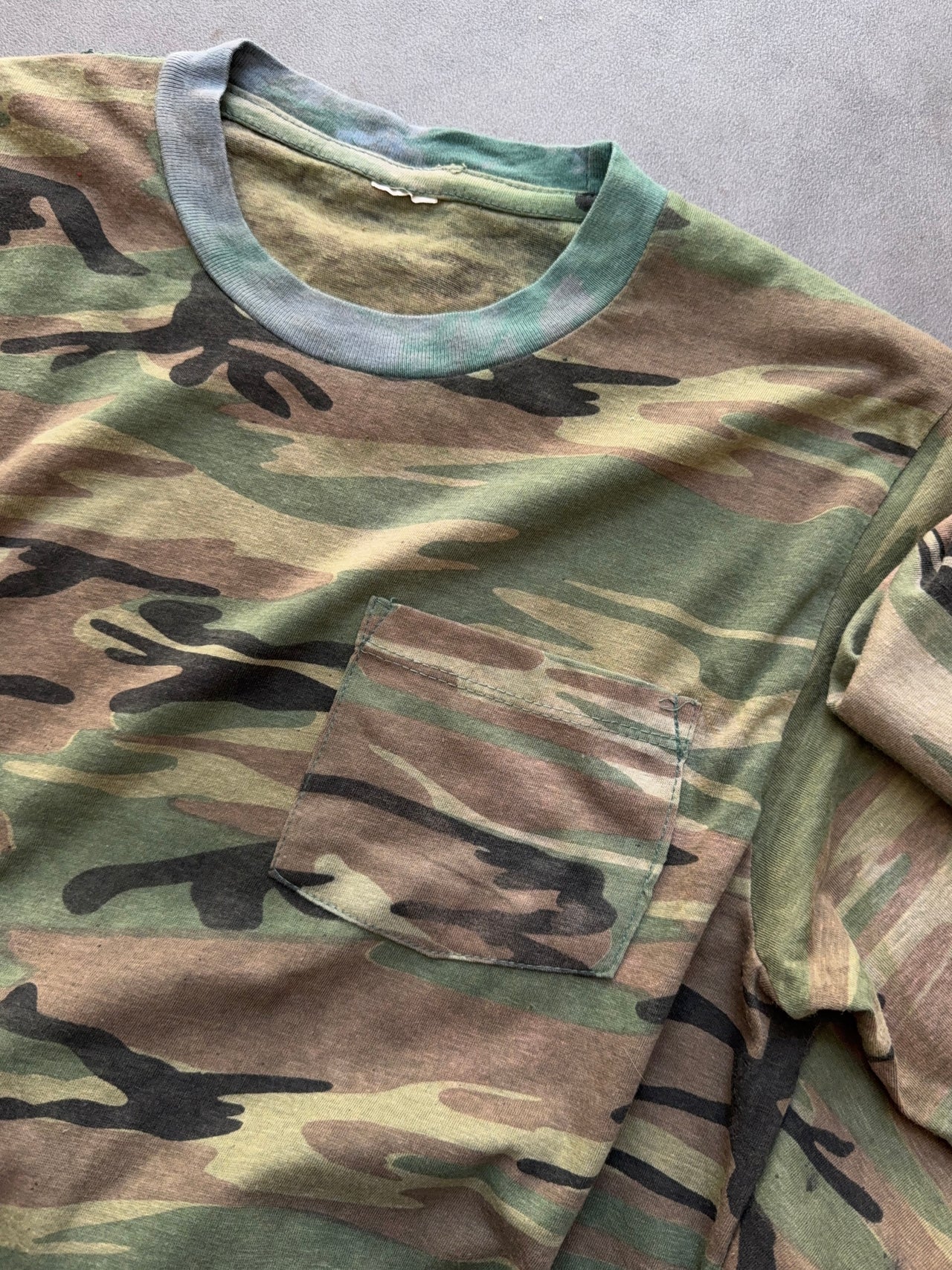 1980s Camo pocket longsleeve t-shirt (M)