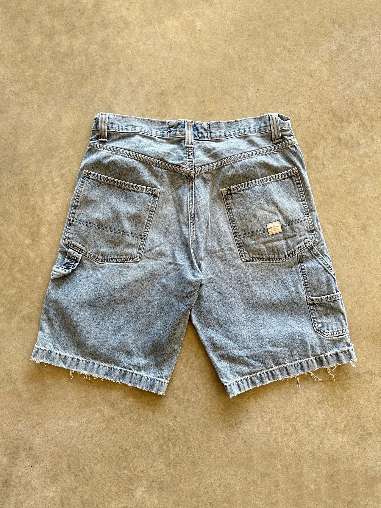 2000s Levis denim carpenter shorts (34)