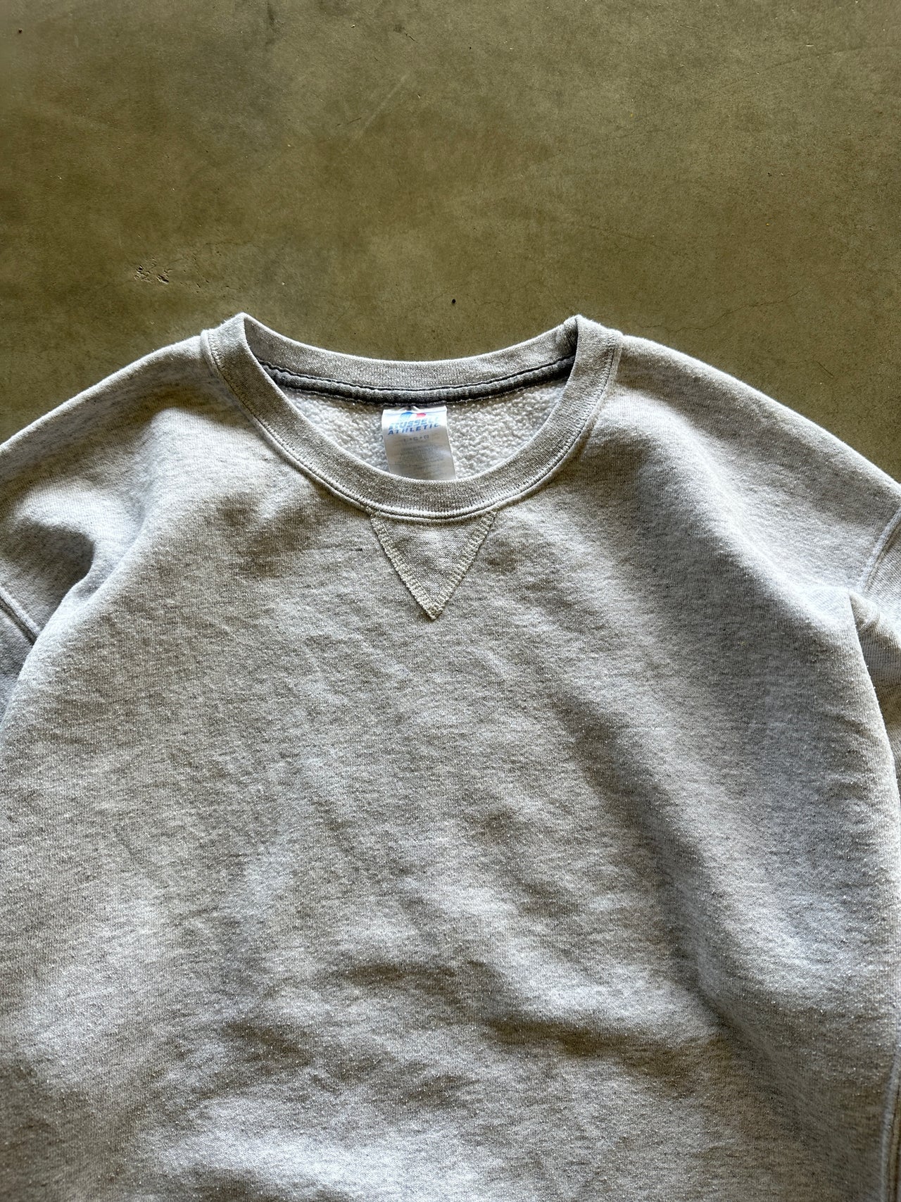 2000s Russell Athletic crewneck (L)