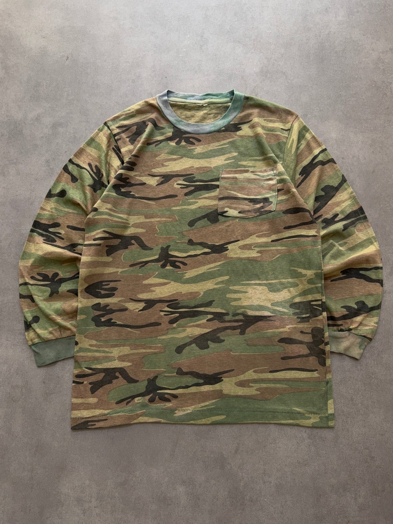 1980s Camo pocket longsleeve t-shirt (M)