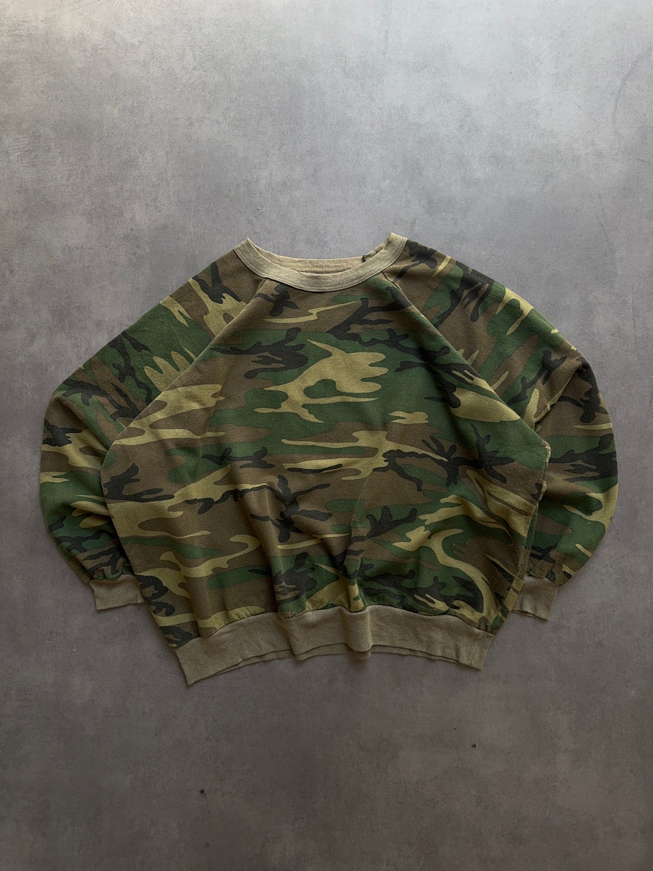 1980s faded US Army Camo Sweatshirt (L)