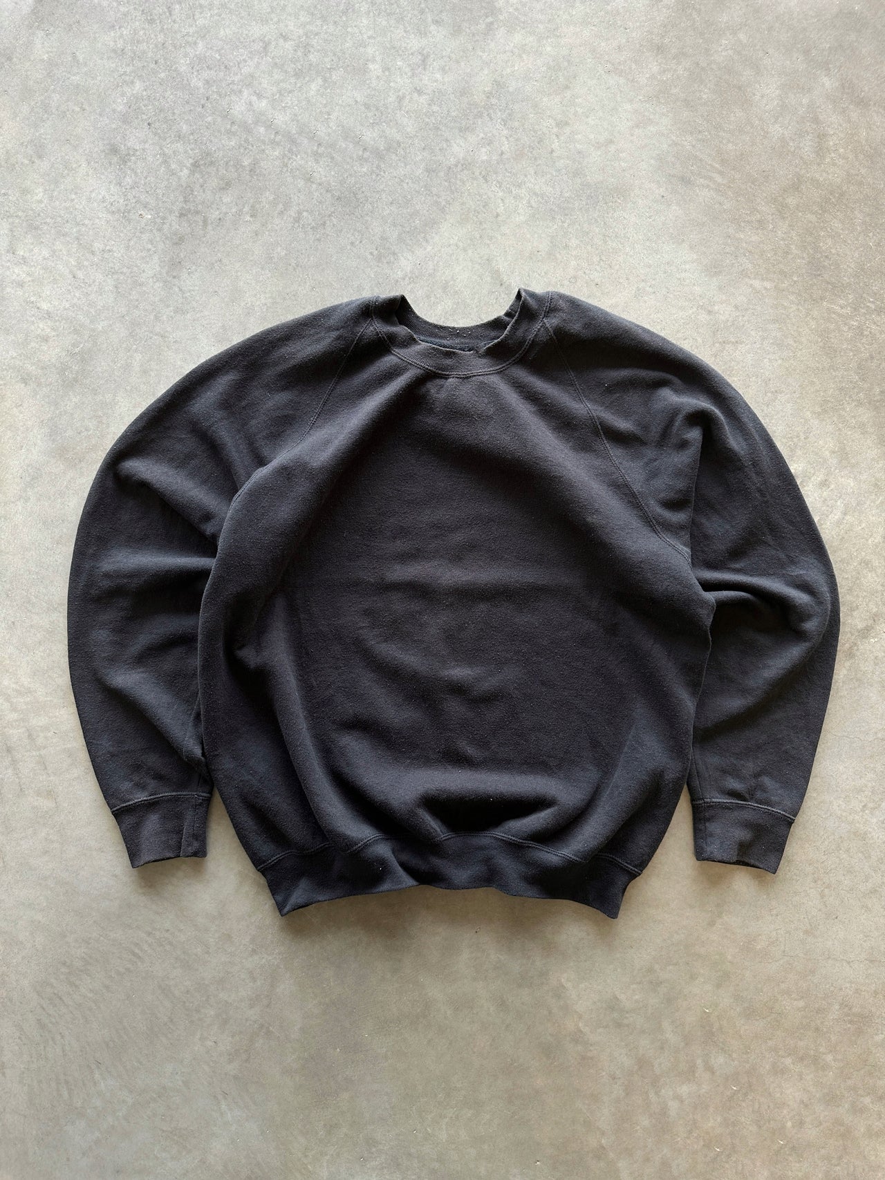 90s Russell Athleitc raglan crewneck (XL)