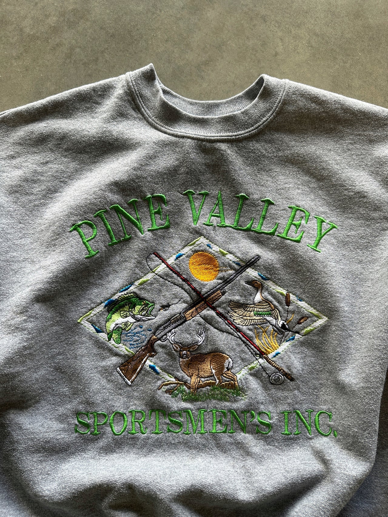 90s graphic crewneck (M)