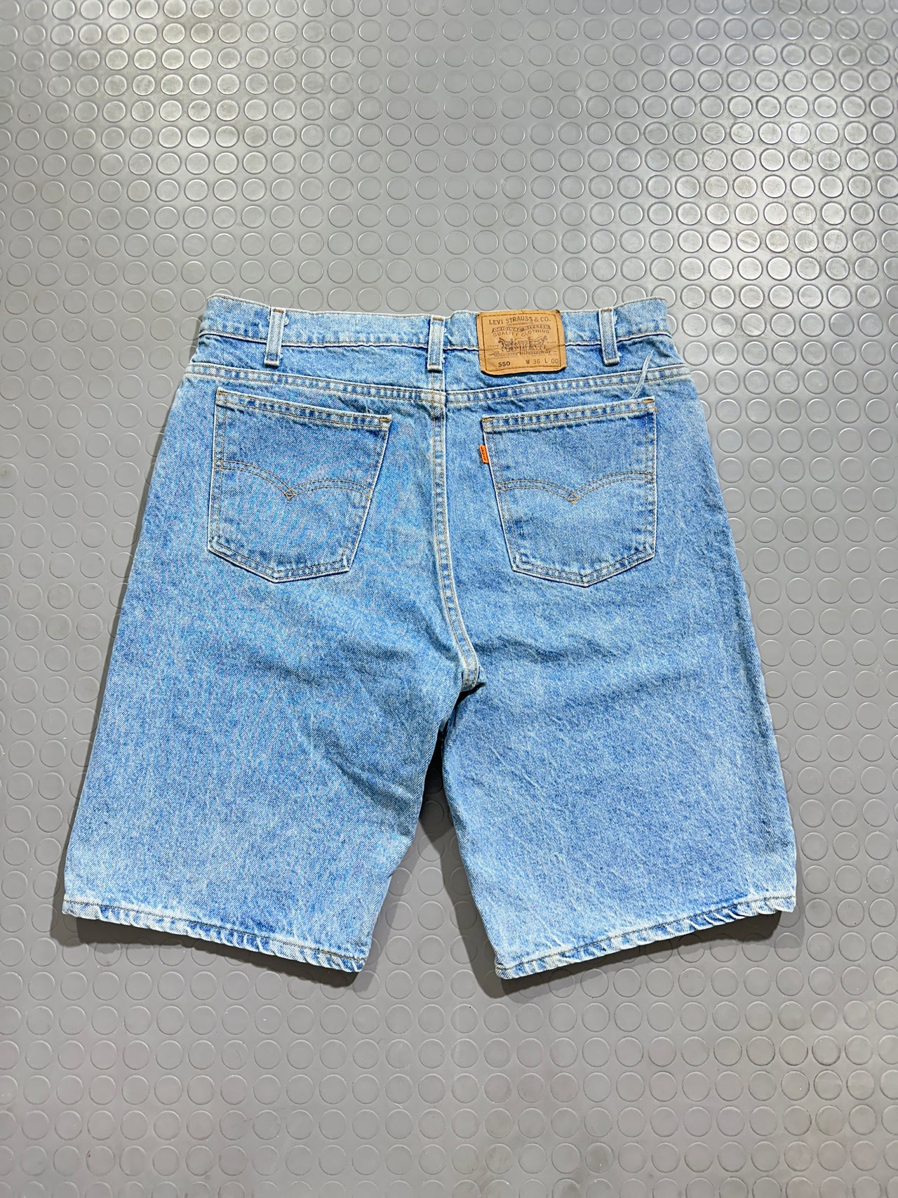 90s Levi’s 550 denim shorts (36)