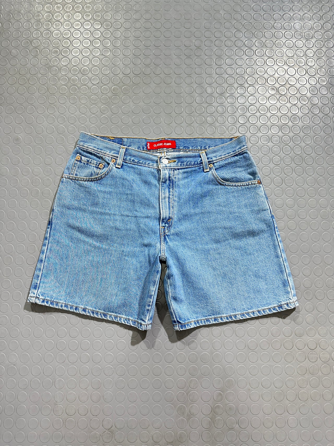 Levi’s denim shorts (32)