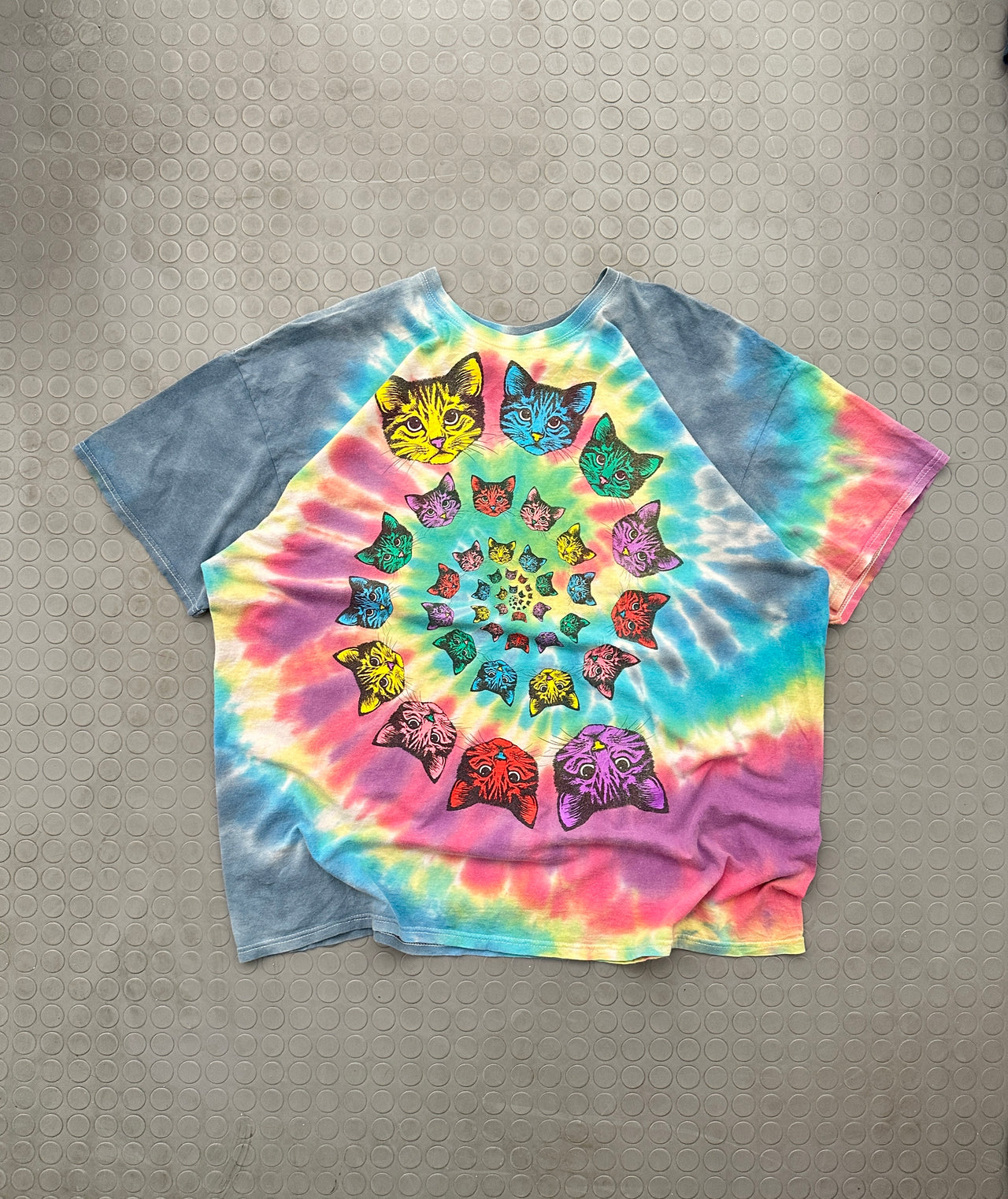 00s Psychedelic tie dye cats double stitch tee (XL)